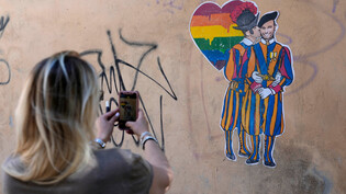 Die «Roma Pride» im Sommer 2021: Eine Mauer in Rom zeigt zwei küssende Schweizergardisten.