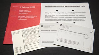 Abstimmungsunterlagen vom 9. Februar über die Volksinitiative «Mehr bezahlbare Wohungen», «Verbot der Diskriminierung aufgrund der sexuellen Orientierung» und den Neubau des Tagungszentrums Plantahof in Landquart.