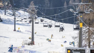 Sessellift Carjöler Bolgen Areal Lift Sessel Skifahren Winter Wintersportler Davos Platz