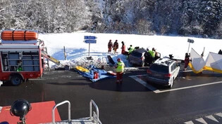 Beim Unfall haben sich drei Personen verletzt. Bild Kantonspolizei Graubünden