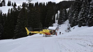 Die Heli Bernina flog den verletzten Skifahrer von Grüsch ins Kantonsspital nach Chur. Bild Kantonspolizei Graubünden