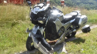 Der Motorradlenker musste ins Kantonsspital Graubünden geflogen werden.