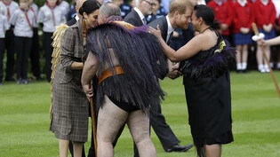 Prinz Harry und seine Frau Meghan werden in Neuseeland auf Maori-Art willkommen geheissen.