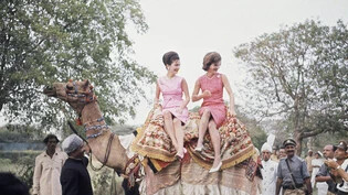US-First Lady Jacqueline Kennedy (Rechts) mit ihrer Schwester Lee Radziwill bei einem Besuch 1962 in Pakistan. (Archivbild)
