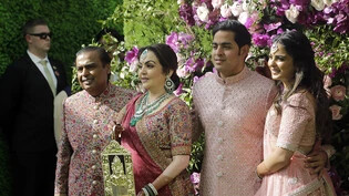 Die reichste indische Familie: Unternehmer Mukesh Ambani, seine Frau Nita, Sohn und Bräutigam Akash sowie dessen Schwester Isha bei der Ankunft zum Hochzeitsfest in Mumbai.