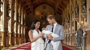 Die stolzen Eltern Prinz Harry und Herzogin Meghan präsentieren erstmals ihren neugeborenen Sohn.