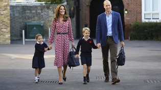 Unterwegs zum ersten Schultag: Die vierjährige Prinzessin Charlotte mit ihrem Bruder Prinz George und ihren Eltern Prinz William und Herzogin Kate.