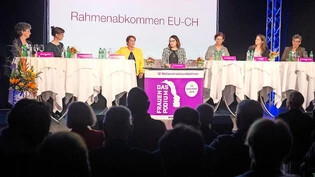 Franziska Preisig, Ursula Leuthold, Carmelia Maissen, Magdalena Martullo, Moderatorin Raphaela Holliger, Vera Stiffler und Martha Widmer-Spreiter (von links) reden übers EU-Rahmenabkommen.
