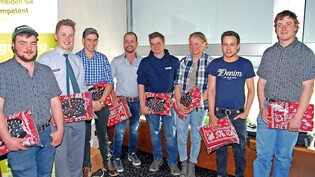 Nachwuchs: Acht der 16 Absolventen der landwirtschaftlichen Schulen konnten an der Hauptversammlung geehrt werden.Bild Hans Speck