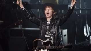 ARCHIV - Der US-Musiker und Sänger Beck steht auf der Bühne. Beck feiert am 08.07.2020 seinen 50. Geburtstag. Foto: Chris Pizzello/Invision/AP/dpa