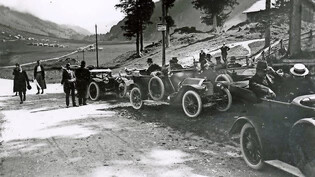 Gegen die «sportliche Verwendung» des Autos: Im Jahr 1917 legen Autofahrer auf der Klausenstrasse eine Pause ein.Bild Landesarchiv