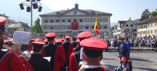Die Harmoniemusik Glarus wird vor Beginn der Landsgemeinde ab 08.45 Uhr im Ring aufspielen.