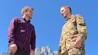 Zivilist und Militär: Björn Reinfried (links) debattiert mit Markus Schnyder. Bild Daniel Fischli