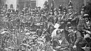 Vor fast 120 Jahren: Die Harmoniemusik Glarus auf einem Pressebild  von 1903 anlässlich eines Ausflugs nach Mailand. 