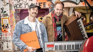 Duo Kotzfrucht auf Tour: Den ersten Halt machen die beiden Musiker Dafi Kühne (links) und Claudio Landolt mit dem neuen Album «Kotzfrucht kocht!» für neun Minikonzerte im «Tunnel» auf dem  Holenstein-Areal in Glarus.Bild: Sasi Subramaniam