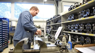 Sturm oder Brise: Je nach Branche gibt es mehr oder weniger Arbeit – im Bild ein Arbeiter der Blechbearbeitungsfirma Hans Eberle AG in Ennenda. 