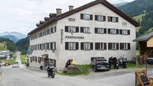 Ein Teil des Puzzles: Das Hotel «Pratigiana», bis Ende 2018 vom Kanton als Asylunterkunft genutzt, möchten die neuen Investoren in Splügen erwerben und sanieren.