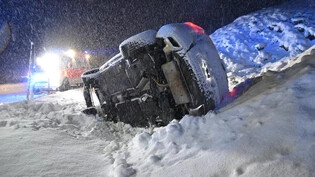 Die vier Fahrzeuginsassen konnten sich selbstständig aus dem Auto retten und wurden anschliessend ins Spital Davos gebracht.