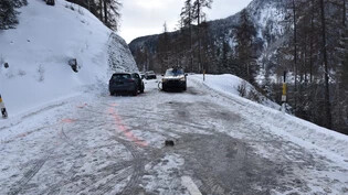 Schneebedeckte Fahrbahn: Die Unfallautos versperrten nach der Kollision für längere Zeit die Durchfahrt.