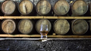 Pläne der schottischen Regionalregierung für ein weitreichendes Alkohol-Werbeverbot bedrohen nach Ansicht von Unternehmen die Tourismus- sowie die Whisky-Industrie. (Archivbild)