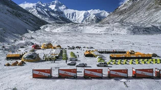 Vor der Hauptsaison am Mount Everest verzögert sich der Transport von Material für Bergsteiger. Helikopter sollen auf Anweisung der Lokalregierung für Expeditionsfirmen nur noch grosse Ausrüstungsgegenstände zum Basislager des welthöchsten Berges fliegen…