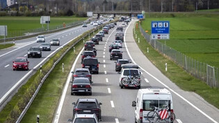 Geduld: Vor Ostern staute der Verkehr südwärts - am Ostermonat stehen zahlreiche Fahrzeuge Richtung Norden im Stau.