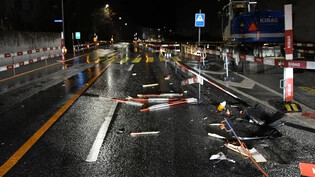 Stark beschädigte Baustelle: Kurz nach Mitternacht ist es in der Nacht auf Donnerstag bei der Masanserstrasse in Chur zu einem Selbstunfall gekommen. Dem 50-jährigen Autofahrer wurde der Führerausweis entzogen.
