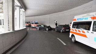Total beschädigt in Zernez: Die beiden Unfallautos mussten abgeschleppt werden.