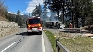 Bei der Örtlichkeit Galgabühl: Trotz Feuerwehreinsatz brannte der Lastwagen vollständig aus.