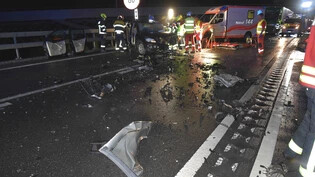 Mehrere Verletzte: Die Unfallstelle auf der A13 in Domat/Ems bot den Rettungskräften ein schreckliches Bild.