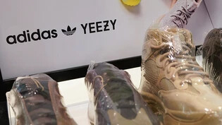 Der Sportartikelhersteller Adidas verkauft nach dem Ende der umstrittenen Kooperation mit dem Rapper Kanye West ab Ende Mai einen Teil der Yeezy-Kollektion. (Archivbild)