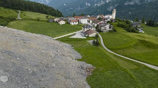 Vor dem Dorf gestoppt: Zwei Drittel der losen Gesteinsmassen sind bei Brienz/Brinzauls ins Tal gedonnert und haben das Dorf komplett verschont.