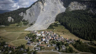 Brienz/Brinzauls ist nicht nur vom abbrechenden Fels über dem Dorf bedroht. Auch das Dorf selbst steht auf instabilem Gestein und rutscht in zunehmenden Tempo talwärts.