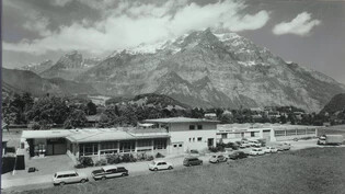 Die Hans Eberle AG 1964: 1957 wechselte die Firma an ihren jetzigen Standort in Ennenda, das Bild zeigt die Situation sieben Jahre später.