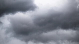 Dunkle Wolken vor einem Wetterumschwung. (Archivbild)