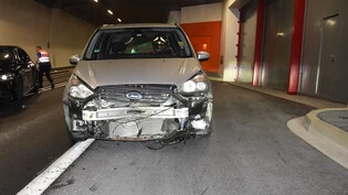 Unfall mit Folgen: Wegen eines unkontrolliert rollenden Rads kam es im Tunnel bei Küblis zu mehreren Kollisionen. Es entstand an drei Autos erheblicher Sachschaden.