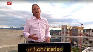 Der Leiter von "SRF Meteo", Thomas Bucheli, am Mittwoch während der Wettersendung auf dem Dach des Fernsehstudios in Zürich. (Videobild)