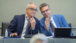 Standespräsident Franz Sepp Caluori und Aktuar Gian-Reto Meier-Gort (rechts) während einer Besprechung. 