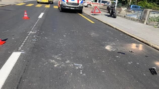 Kollision in Mitlödi: Ein 30-jähriger Autofahrer übersieht eine vor ihm stehende Kolonne in und prallt in einen Töfffahrer, welcher sich leicht verletzt.