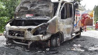 Völlig ausgebrannt: Ein Lastwagen brennt nähe Davos. Insgesamt 25 Einsatzkräfte löschten den Brand schliesslich. 