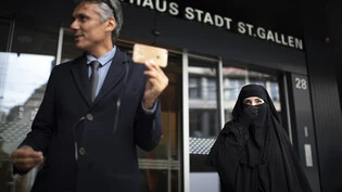 Der algerische Polit-Aktivist Rachid Nekkaz demonstrierte im Oktober 2018 mit einer Frau im Nikab in St. Gallen gegen das Burka-Verbot im Kanton. Er übernehme sämtliche Bussen von verschleierten Frauen.