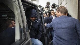 Der 45-jährige Angeklagte stieg am Dienstagmorgen aus einem Fahrzeug vor dem Gerichtsgebäude in St. Gallen.