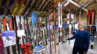 Der Sammler Laurent Donzé in seinem neuen Skimuseum.
