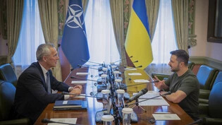 HANDOUT - Jens Stoltenberg (l), Generalsekrätär der NATO, und Wolodymyr Selenskyj, Präsident der Ukraine, sprechen während ihres Treffens. Nato-Generalsekretär Stoltenberg hat zum zweiten Mal seit Beginn des russischen Angriffskrieges im Februar 2022 die…