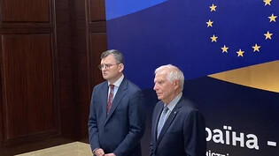 Der ukrainische Außenminister Dmytro Kuleba (l) und der EU-Außenbeauftragte Josep Borrell bei der Eröffnung des informellen EU-Außenministertreffens in Kiew. Foto: Friedemann Kohler/dpa