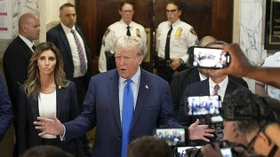 dpatopbilder - Donald Trump (M), ehemaliger Präsident der USA, spricht bei seiner Ankunft am New York Supreme Court zu den Medien. Trump ist in einem Betrugsprozess gegen ihn am Montag in New York persönlich erschienen. Foto: Seth Wenig/AP/dpa