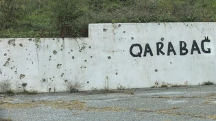 Eine Wand mit Einschusslöcher und einem Graffito in Stepanakert in Berg-Karabach. Foto: Aziz Karimov/AP/dpa