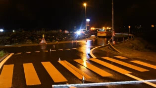 Selbstunfall mit erheblichem Sachschaden: Ein Polizeiauto prallt in Thusis gegen einen Verkehrskreisel. Verletzt wurde niemand.