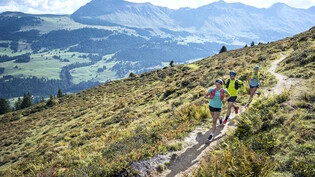 Unterwegs im schönen Bündner Bergpanorama: Zwei Trailrunnerinnen und ein Trailrunner betreiben die etablierte Sportart. 