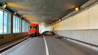 Unfall in der Galerie Salezertobel: Ein Auto und ein Lastwagen kollidierten frontal und fordern zwei Verletzte, einer davon schwer.